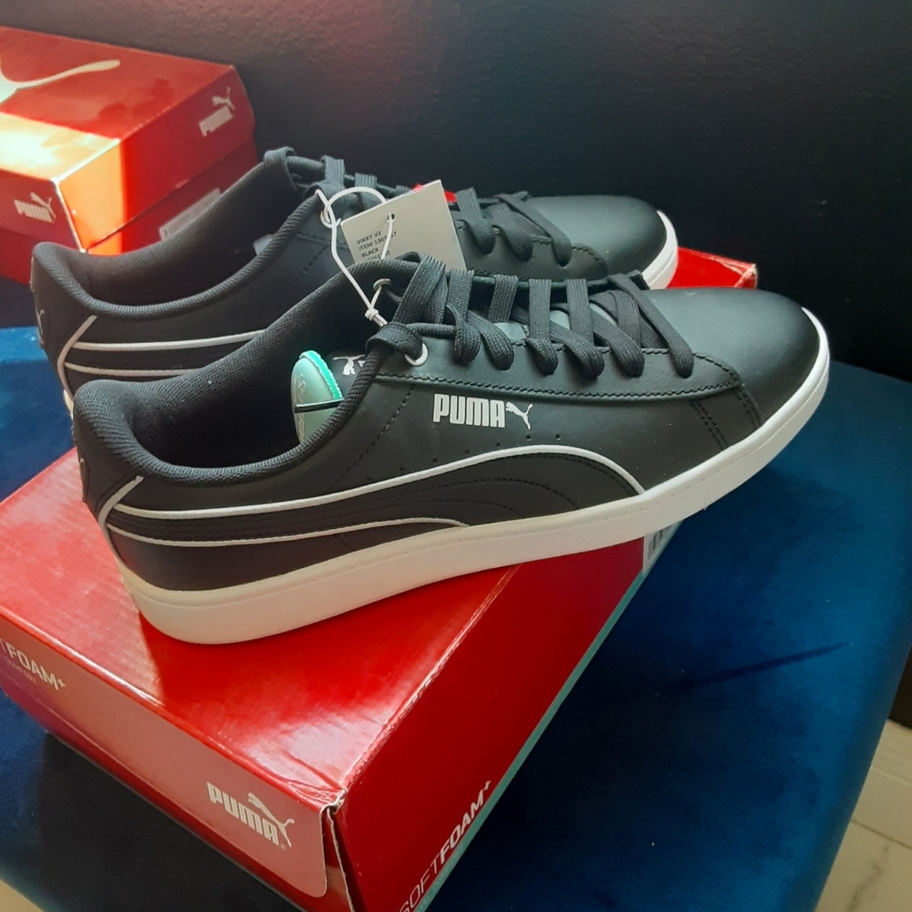 Black Puma sneakers tennis shoes - Picture 2 of 5
